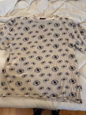 Brunette The Label Cream Tee with Black Daisy Print